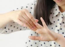 弾発指（ばね指）の原因も手の使い過ぎではありません。