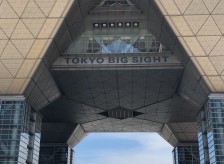 今日は午前診療を終えて、東京ビッグサイトへ。